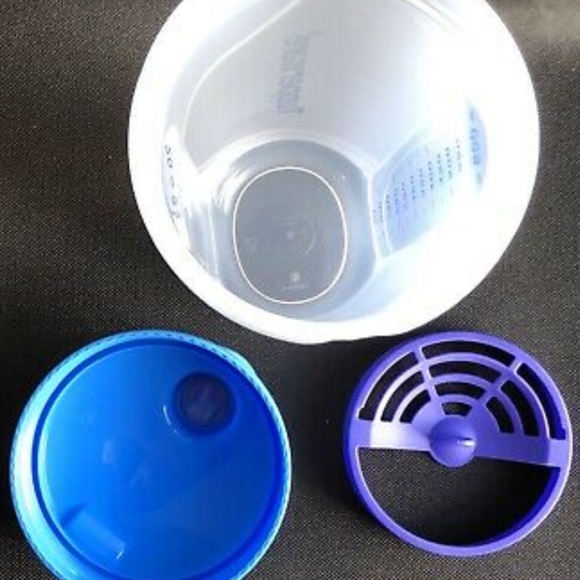 Tupperware taffy water  blue Quick Shake container - Picture 5 of 9